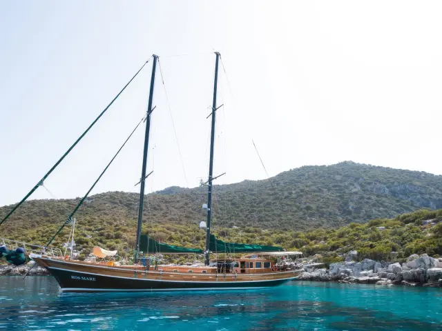 Yacht Ros Mare side view