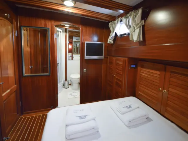 Yacht Ros Mare cabin