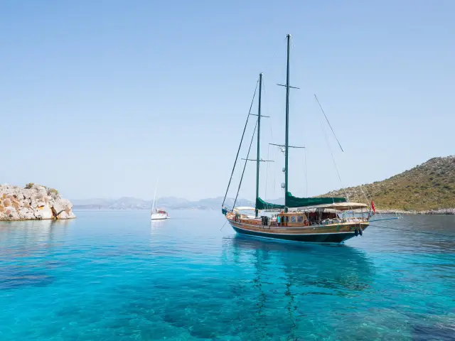 Yacht Ros Mare side view