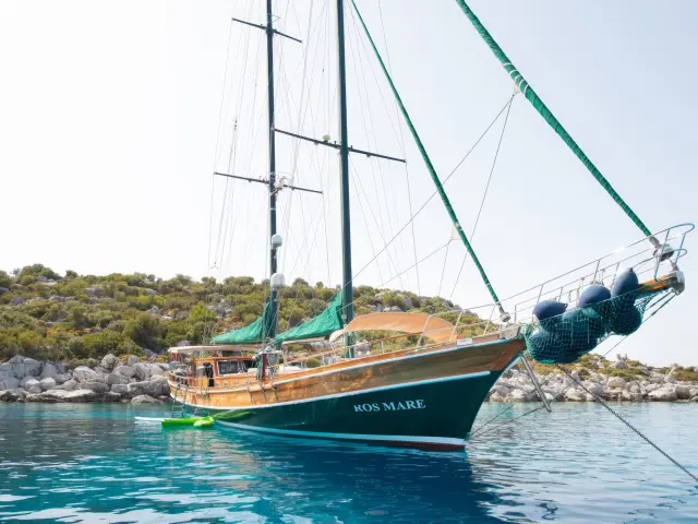 Yacht Ros Mare side view