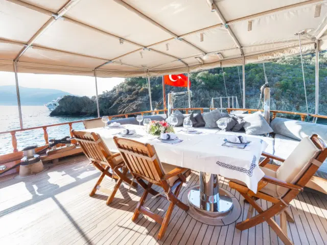 Yacht Ros Mare dining table