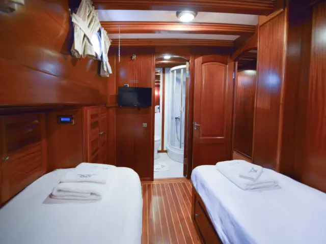 Yacht Ros Mare cabin