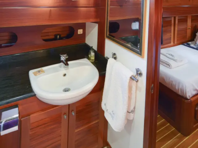 Yacht Ros Mare cabin bathroom