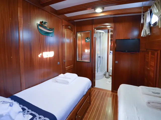 Yacht Ros Mare cabin