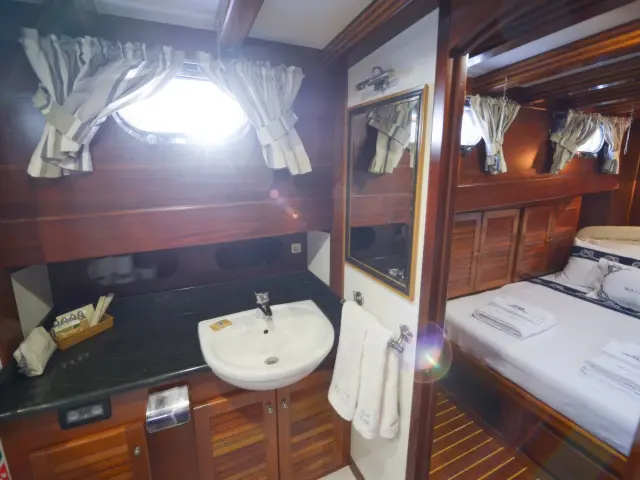 Yacht Ros Mare cabin bathroom