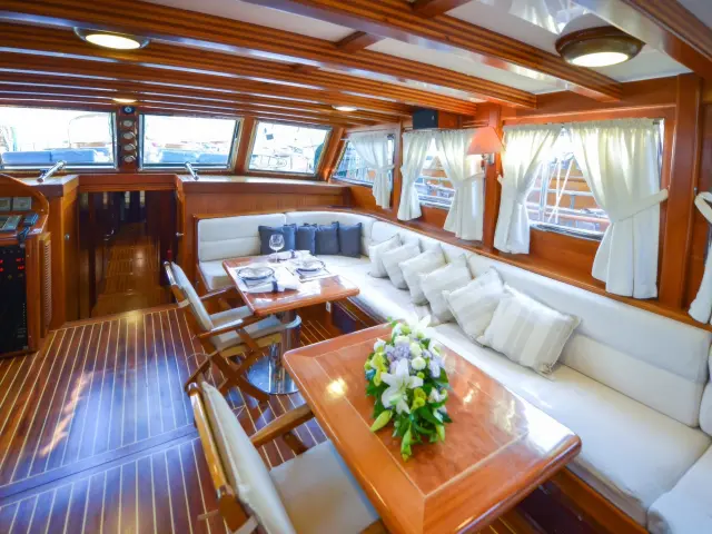 Yacht Ros Mare saloon