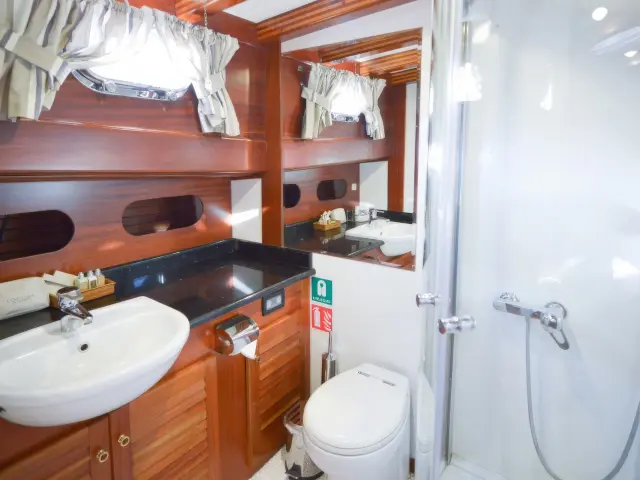 Yacht Ros Mare cabin bathroom