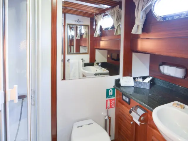 Yacht Ros Mare cabin bathroom