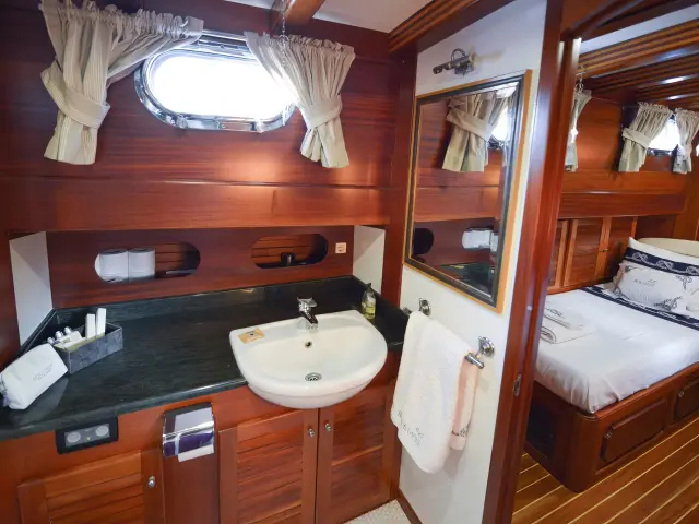 Yacht Ros Mare cabin bathroom
