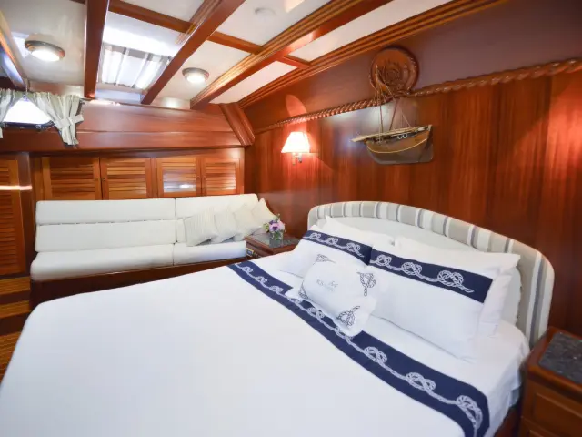 Yacht Ros Mare cabin