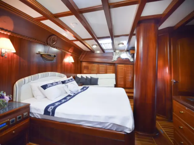 Yacht Ros Mare cabin