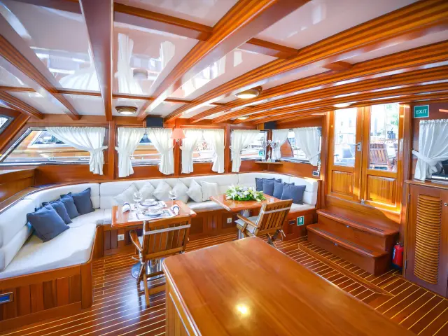 Yacht Ros Mare saloon