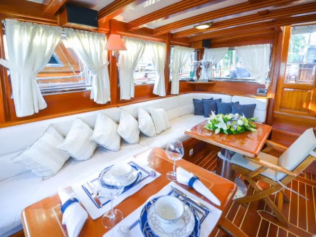 Yacht Ros Mare saloon