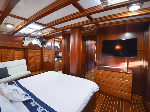 Yacht Ros Mare cabin