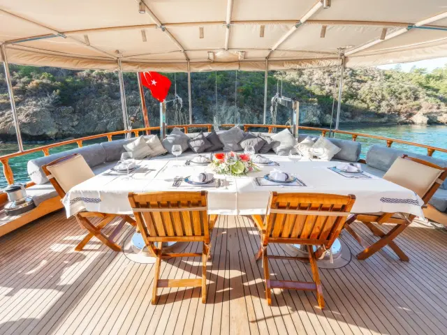 Yacht Ros Mare dining table