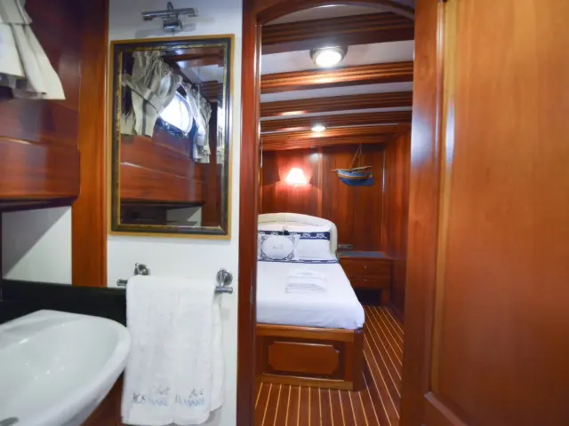 Yacht Ros Mare cabin bathroom