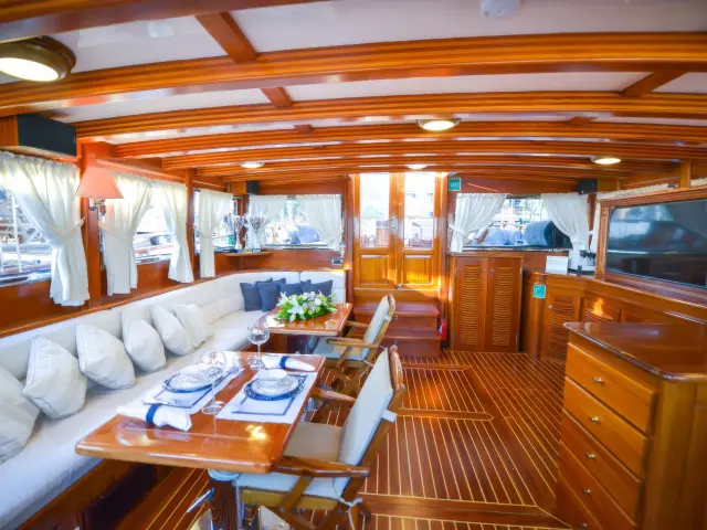 Yacht Ros Mare saloon