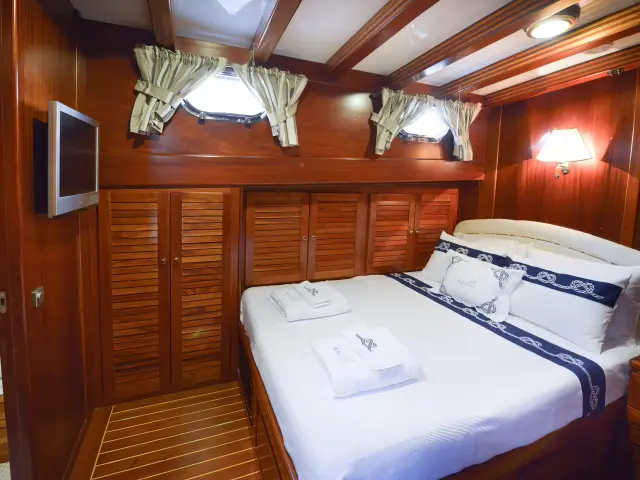 Yacht Ros Mare cabin