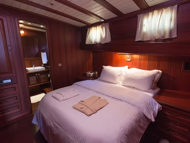 Yacht Atalante cabin