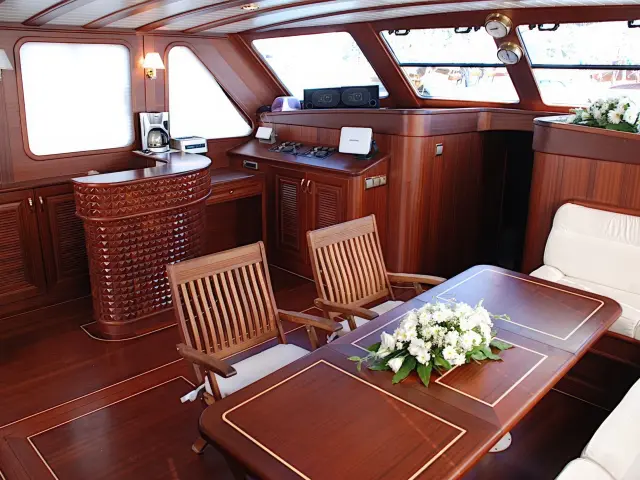 Yacht Atalante saloon