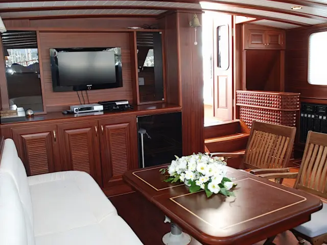 Yacht Atalante saloon