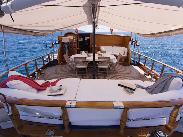 Yacht Atalante aft