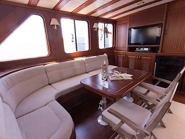 Yacht Atalante saloon