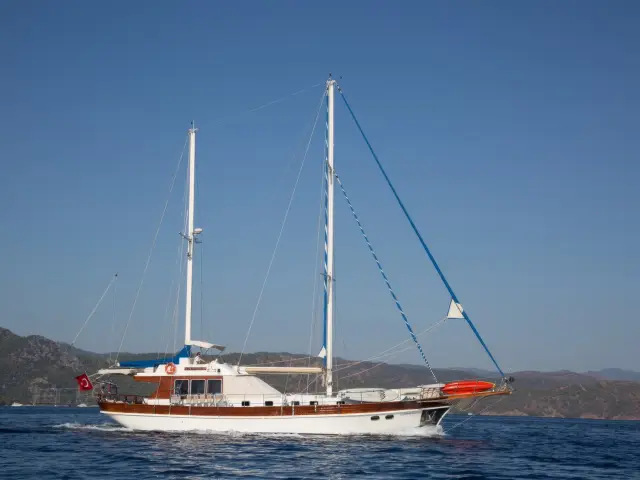 Yacht Serenity 70 side view