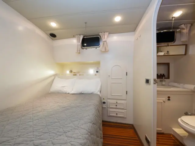 Yacht Serenity 70 cabin