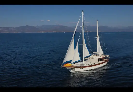 Yacht Serenity 70 aerial view