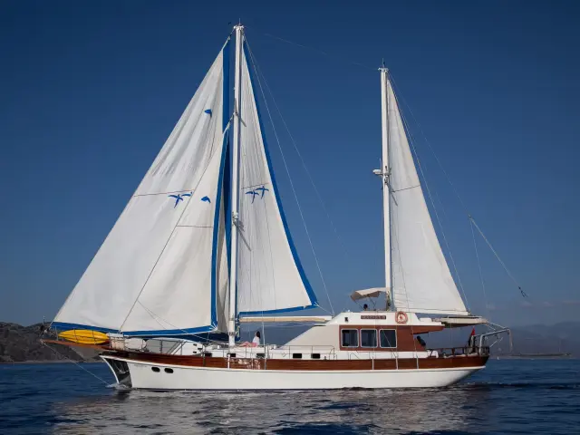 Yacht Serenity 70 side view