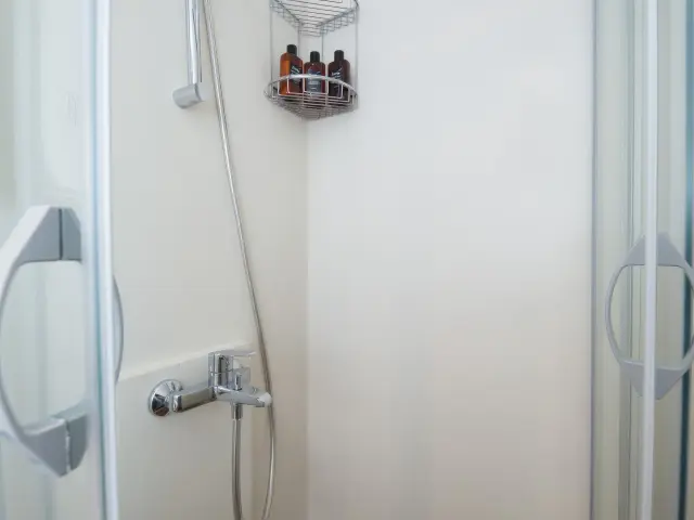 Yacht Serenity 70 cabin bathroom