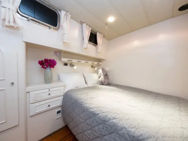 Yacht Serenity 70 cabin