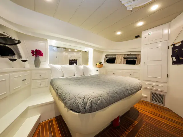 Yacht Serenity 70 cabin