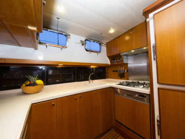 Yacht Serenity 70 photo