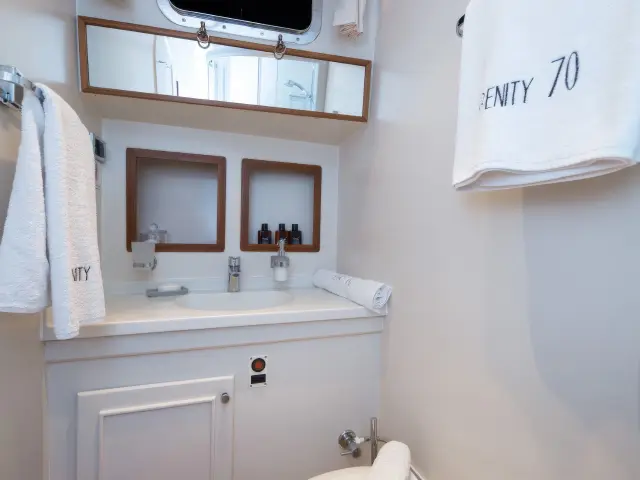 Yacht Serenity 70 cabin bathroom