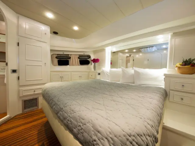 Yacht Serenity 70 cabin
