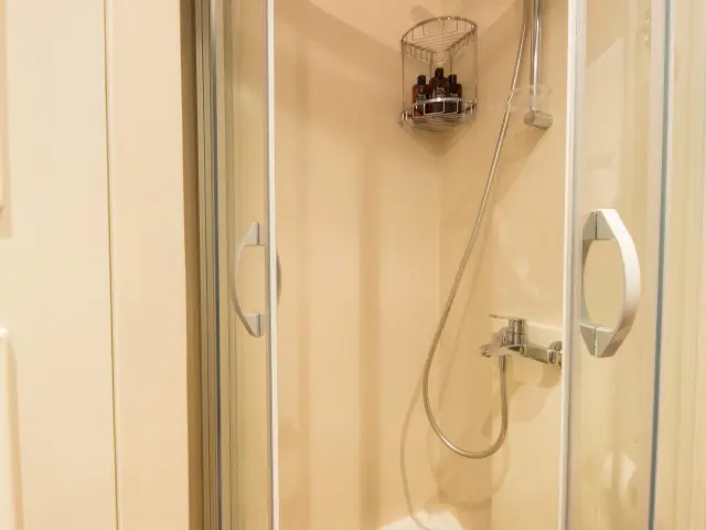 Yacht Serenity 70 cabin bathroom