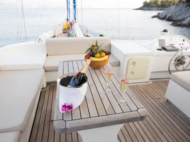 Yacht Serenity 70 photo