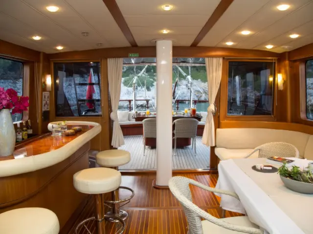 Yacht Serenity 70 saloon