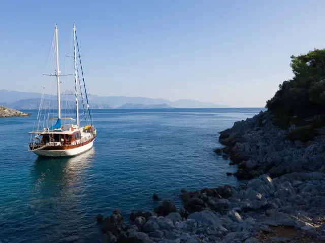 Yacht Serenity 70 on anchor