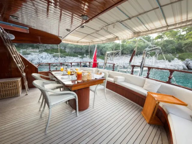 Yacht Serenity 70 aft