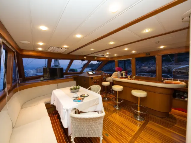 Yacht Serenity 70 saloon