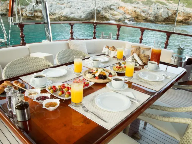 Yacht Serenity 70 dining table