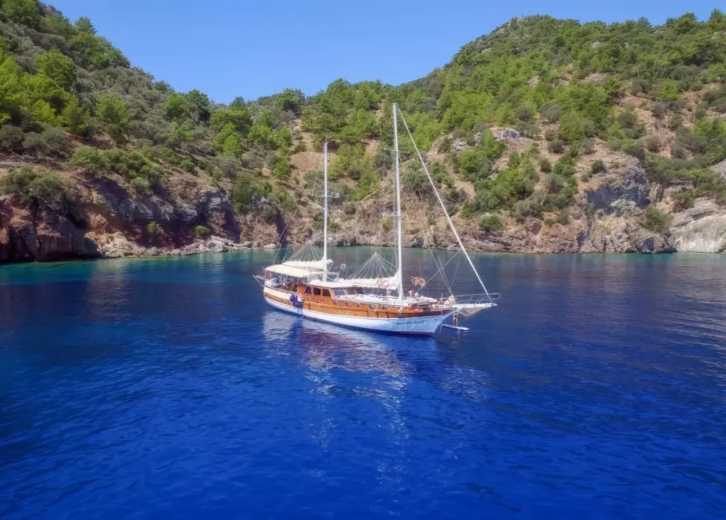 Yacht Perla Del Mar 1 on anchor