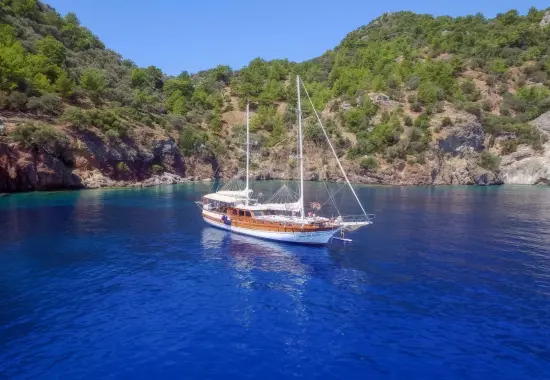 Yacht Perla Del Mar 1 on anchor