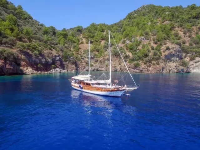 Yacht Perla Del Mar 1 on anchor