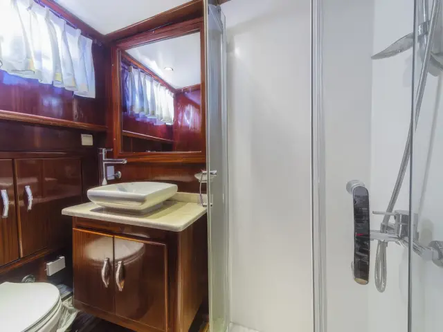 Yacht Perla Del Mar 1 cabin bathroom
