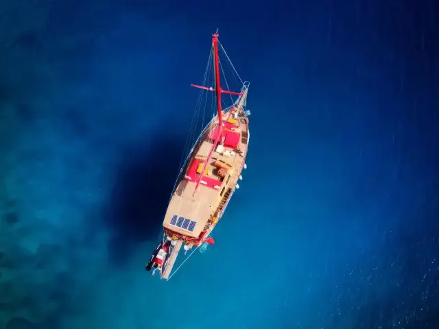 Yacht Le Rouge on anchor