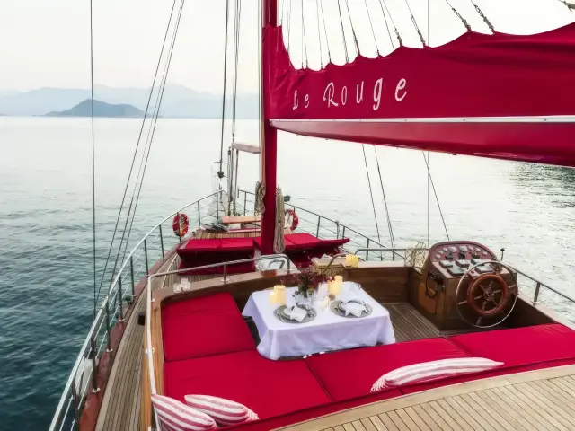 Yacht Le Rouge deck